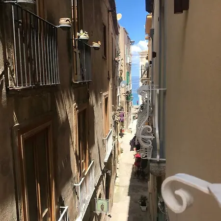 A Casa Di Alessandro Couette-café Tropea